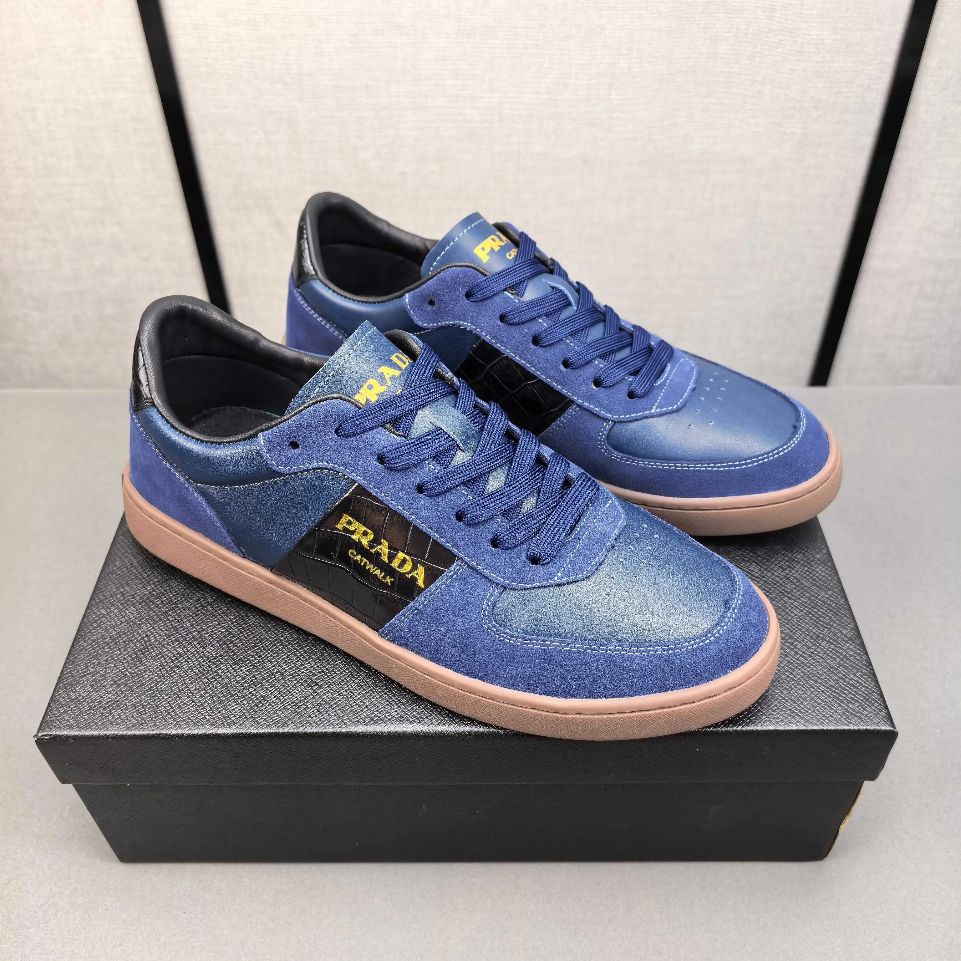 PP420❣️❣️❣️Prada set off the audience! Prada, an international brand that is constantly innovating, this men's casual shoe, the original version, made of cowhide leather at a ratio of one to one at the store, with leather feet and rubber non-slip outsole, breathable and comfortable, quality speaks for itself👄38-44